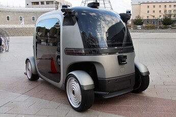 ミニバス型自動運転モビリティの展示