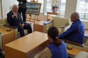 石川諒一代表理事と対話する市長