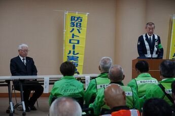 キャンペーン活動の開始式で挨拶をする日立警察署の髙橋副署長
