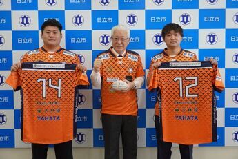 左から順に、古瀬凛之佑主将、小川市長、菊池優介選手