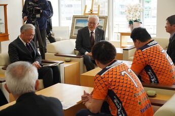 選手たちと対話する小川市長
