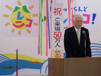 セレモニーで挨拶をする小川市長