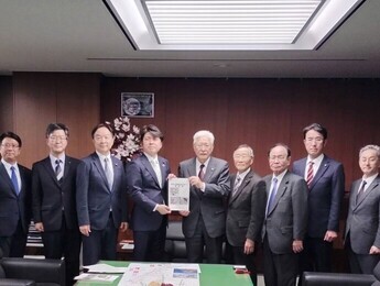 中野洋昌国土交通大臣に要望書を手交する小川市長