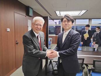 中野洋昌国土交通大臣と握手を交わす小川市長