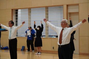 ラジオ体操をする小川市長