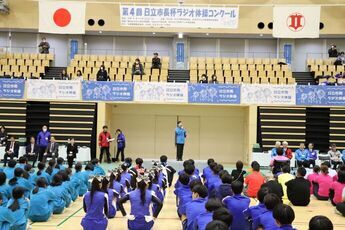 挨拶をするNHKのラジオ体操指導者の岡本美佳さん