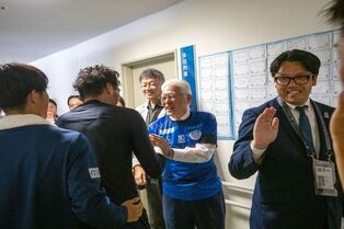 GK本間選手と言葉を交わす小川市長
