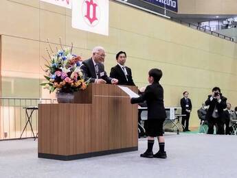 会長から受賞者への授与の様子