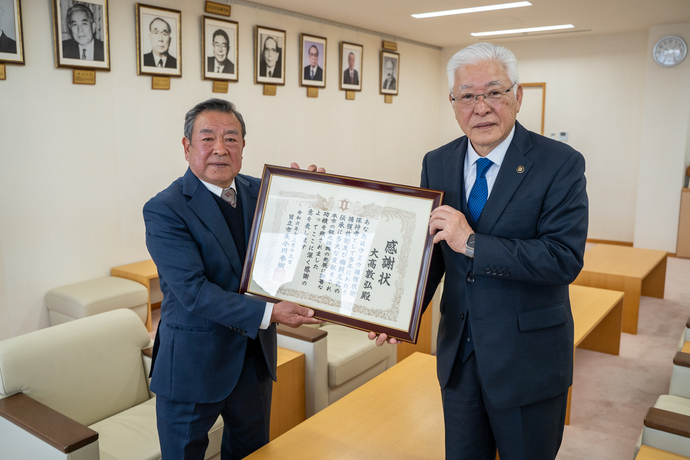 感謝状の贈呈を受ける元ウミウ捕獲技術保持者の大髙 敦弘さん