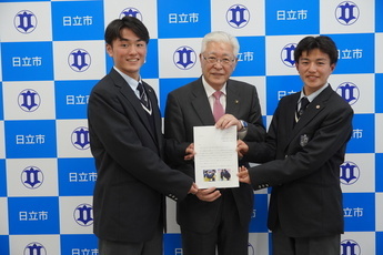 明秀学園日立高校サッカー部の選手のお二人と小川市長