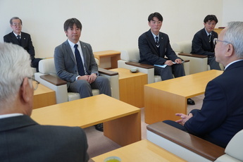 全国大会の結果を報告する明秀学園日立高校サッカー部の皆様
