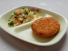 写真：野菜コロッケとマスタードドレッシングサラダ