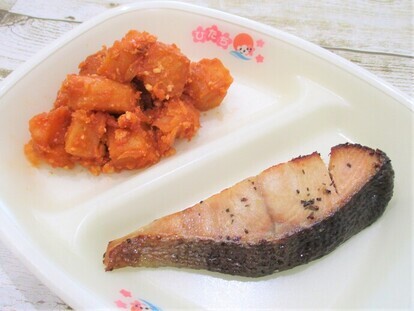 写真:サーモンの香草焼き、プーティン