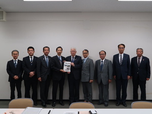 写真:要望書提出の様子1