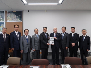 写真:要望書提出の様子2