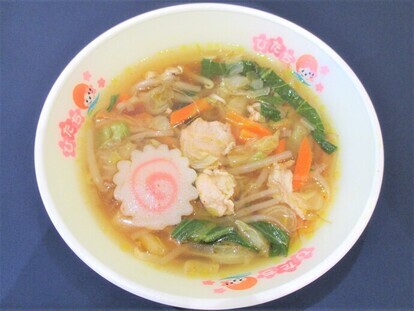 写真:ピリ辛しょうゆラーメンの汁
