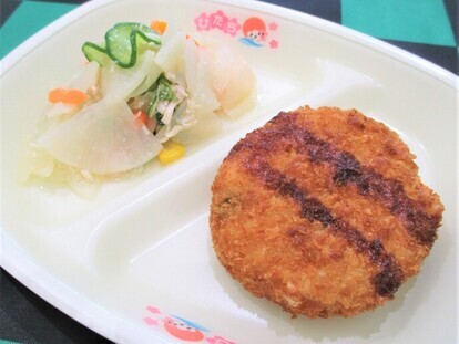 写真:野菜コロッケ、大根サラダ