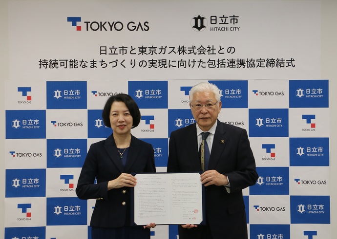 写真：協定締結式（小西常務と小川市長による協定書の手交）