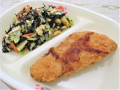 写真:カレー味ひじきサラダ と たらフライ