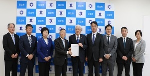 写真：市長への政策提言書の提出