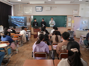 写真：教室での様子1