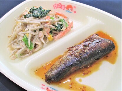 写真:骨ごといわし煮、とり肉とごぼうのあえもの