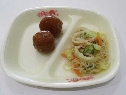 写真:肉団子と春雨サラダ