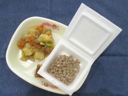 写真：納豆、じゃがいものうま煮