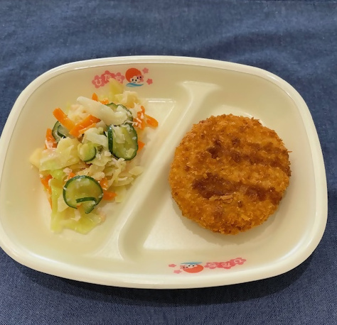 写真:野菜コロッケ、チキンサラダ