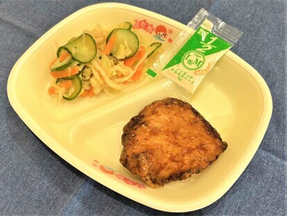 写真：チキン南蛮(ノンエッグタルタルソース)、切干し大根のサラダ