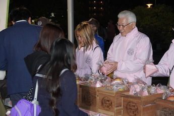 りんごの無料配布の様子