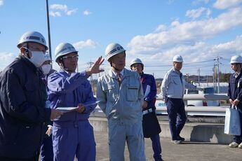 担当者から説明を受ける小川市長