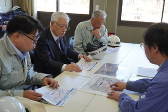 現場事務所で説明を受ける小川市長