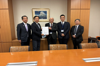 輿水代議士への手交