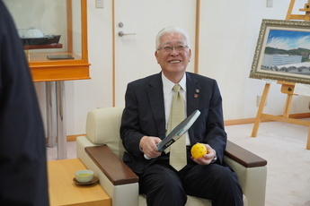 パドルを手に説明を聞く小川市長