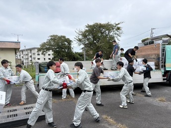 救援物資の積み込み作業を行う市職員