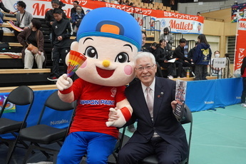 市長とマスコットキャラクターのツーショット