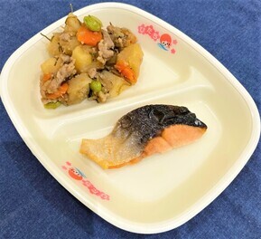 写真:ますの塩焼き、豚肉とじゃがいものうま煮