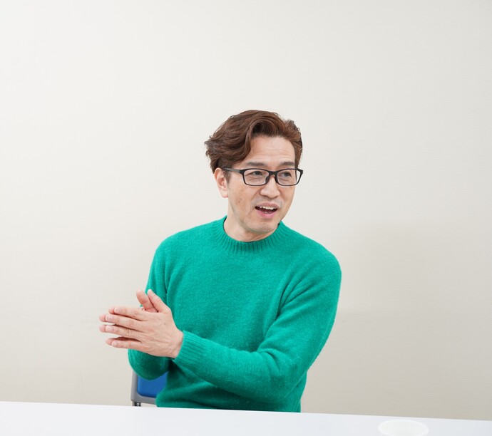 写真:インタビューを受けるKATSUMIさん