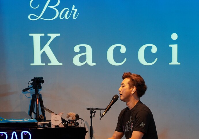 写真:ツアーライブやイベントなどで活躍中のKATSUMIさん
