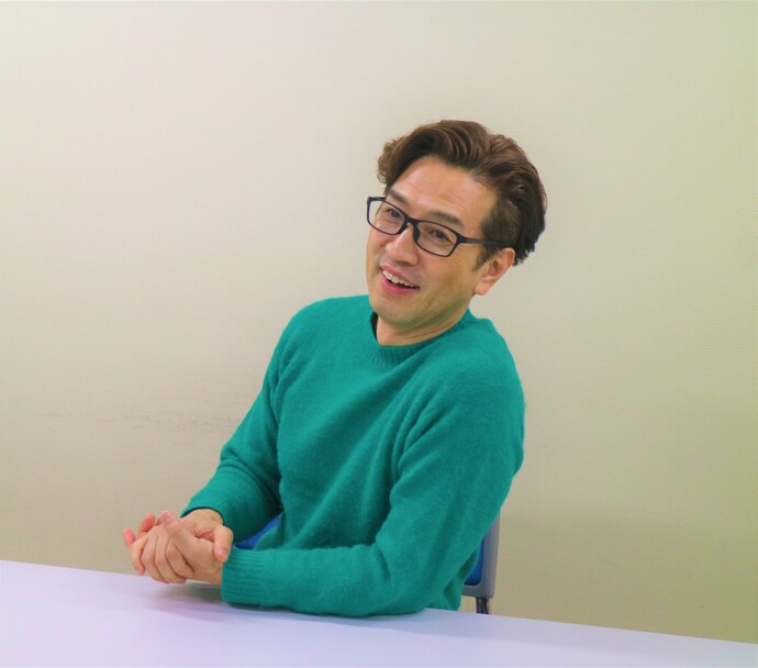 写真：インタビューを受けているKATSUMIさん