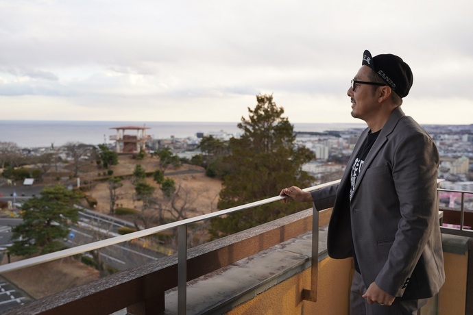 写真:日立市の風景を眺める松永さん