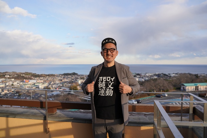 写真:オリジナルTシャツを披露する松永さん