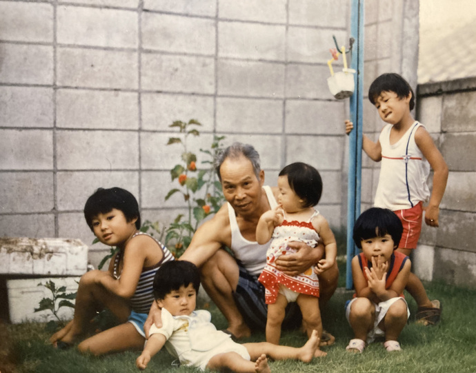 写真:幼少期の松永さん(右端)