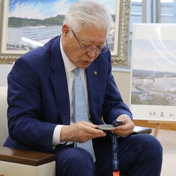 銀メダルを手に持つ小川市長