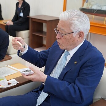 納豆を試食する小川市長