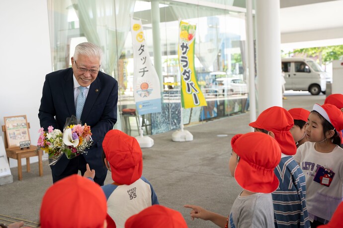 せいじ園の園児が市長に花束を渡す写真