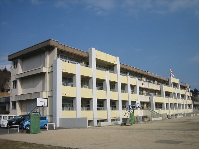 仲町小学校の校舎の写真