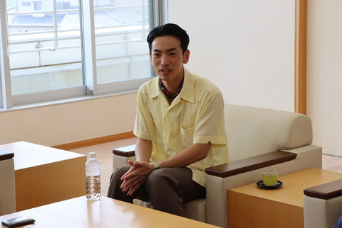 優勝報告をする齋藤健一朗さん