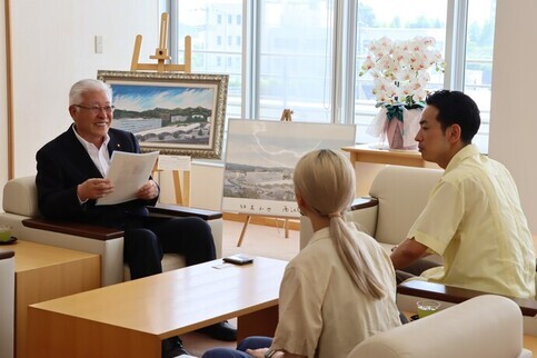 小川市長と齋藤健一朗さん